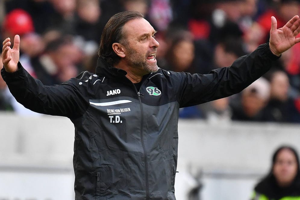 Thomas Doll zählt seine eigene Mannschaft an.
