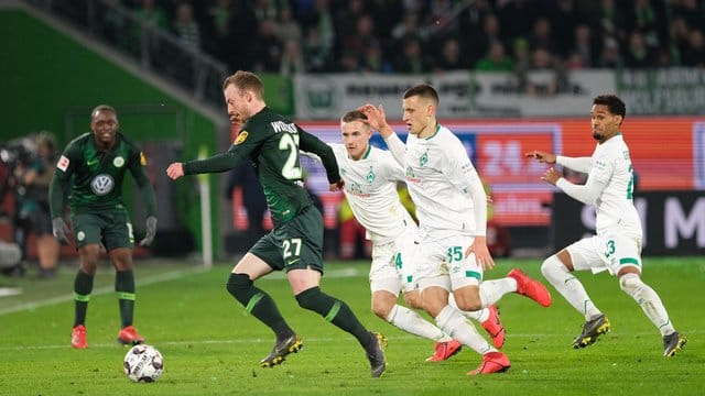 Der ballführende Wolfsburger Maximilian Arnold (l-r) wird von den Brüdern Johannes und Maximilian Eggestein bedrängt. Der ballführende Wolfsburger Maximilian Arnold (l-r) wird von den Brüdern Johannes und Maximilian Eggestein bedrängt.