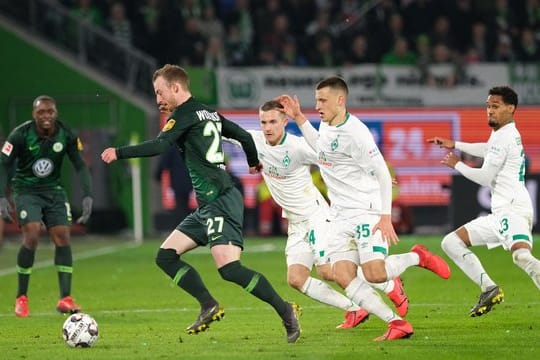 Der ballführende Wolfsburger Maximilian Arnold (l-r) wird von den Brüdern Johannes und Maximilian Eggestein bedrängt.