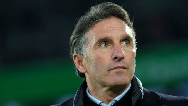 Wolfsburgs Trainer Bruno Labbadia kann den Spekulationen um ein mögliches Engagement beim FC Schalke 04 nichts abgewinnen. Wolfsburgs Trainer Bruno Labbadia kann den Spekulationen um ein mögliches Engagement beim FC Schalke 04 nichts abgewinnen.
