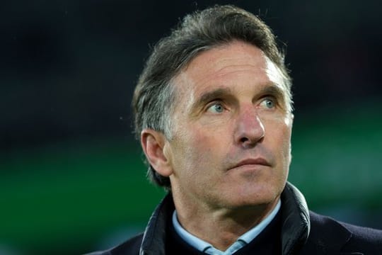 Wolfsburgs Trainer Bruno Labbadia kann den Spekulationen um ein mögliches Engagement beim FC Schalke 04 nichts abgewinnen.