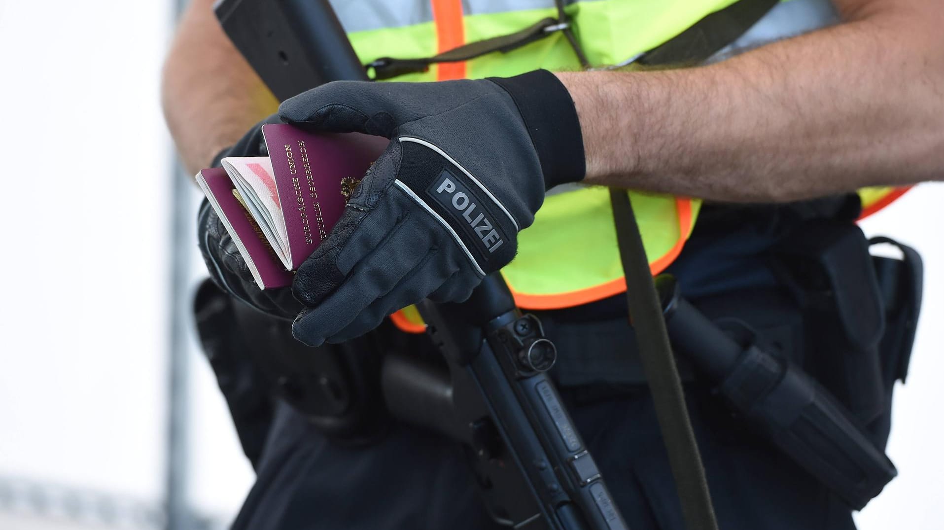Grenzkontrollen an der deutsch-österreichischen Grenze: "Die bisherigen Abkommen sind wirkungslos", heißt es aus der Opposition. Grenzkontrollen an der deutsch-österreichischen Grenze: "Die bisherigen Abkommen sind wirkungslos", heißt es aus der Opposition.