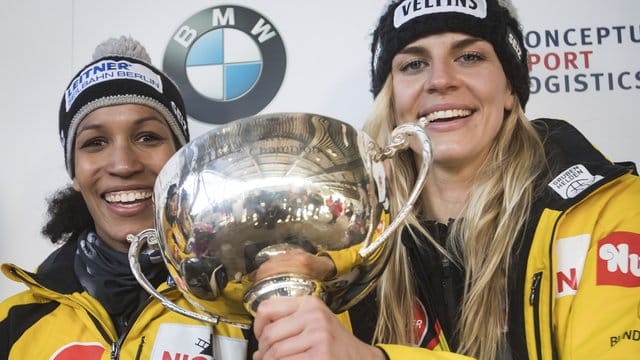Mariama Jamanka (l) und Annika Drazek bejubeln den Gewinn des WM-Pokals. Mariama Jamanka (l) und Annika Drazek bejubeln den Gewinn des WM-Pokals.