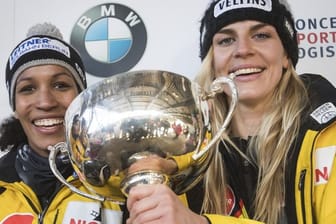 Mariama Jamanka (l) und Annika Drazek bejubeln den Gewinn des WM-Pokals.