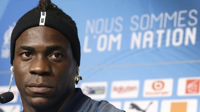 Marseilles Stürmer Mario Balotelli hat mit einem außergewöhnlichen Torjubel für Schlagzeilen gesorgt. Marseilles Stürmer Mario Balotelli hat mit einem außergewöhnlichen Torjubel für Schlagzeilen gesorgt.