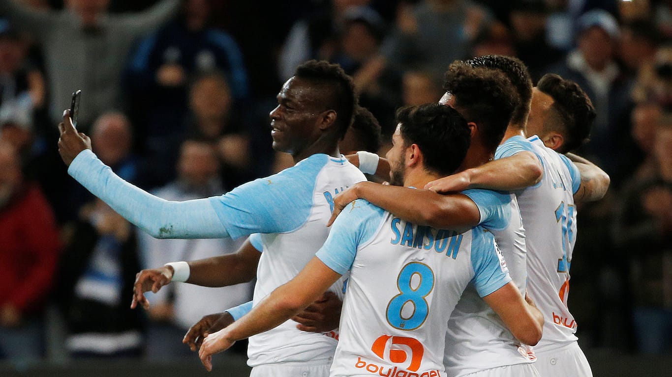 Mario Balotelli schiesst ein Jubel-Selfie mit seinen Teamkollegen: Marseilles Stürmer hat in sozialen Netzwerken mit seinem Video für Aufsehen gesorgt.