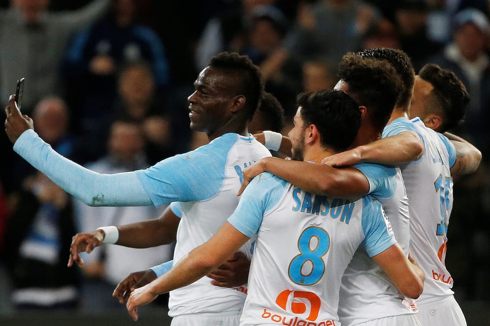 Mario Balotelli schiesst ein Jubel-Selfie mit seinen Teamkollegen: Marseilles Stürmer hat in sozialen Netzwerken mit seinem Video für Aufsehen gesorgt.