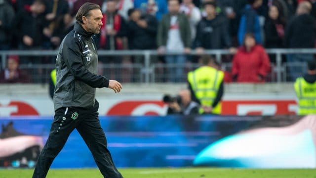 Hannovers Trainer Thomas Doll geht nach der 1:5-Pleite in Stuttgart über das Spielfeld. Hannovers Trainer Thomas Doll geht nach der 1:5-Pleite in Stuttgart über das Spielfeld.