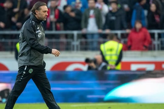 Hannovers Trainer Thomas Doll geht nach der 1:5-Pleite in Stuttgart über das Spielfeld.