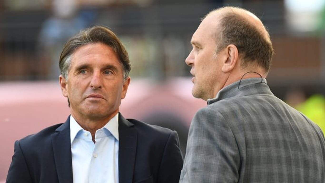 Wolfsburgs Trainer Bruno Labbadia (l) und Geschäftsführer Sport Jörg Schmadtke.