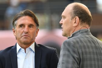 Wolfsburgs Trainer Bruno Labbadia (l) und Geschäftsführer Sport Jörg Schmadtke.