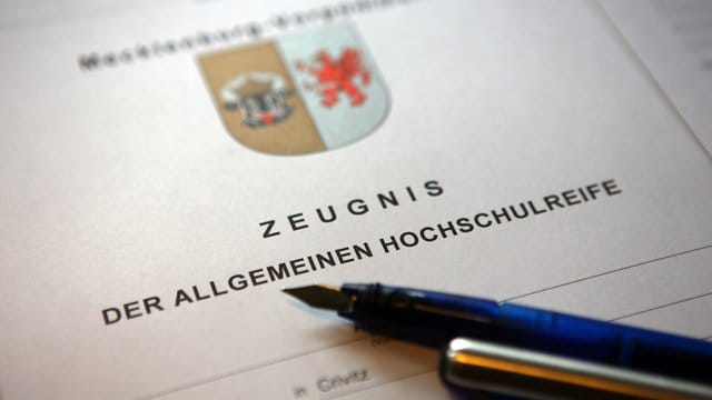 Auch wer im Abi-Zeugnis nicht mit Best-Noten glänzt, muss sich keine Sorgen um einen Studienplatz machen - ein wenig Flexibilität vorausgesetzt.