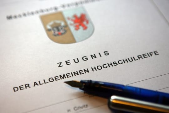 Auch wer im Abi-Zeugnis nicht mit Best-Noten glänzt, muss sich keine Sorgen um einen Studienplatz machen - ein wenig Flexibilität vorausgesetzt.