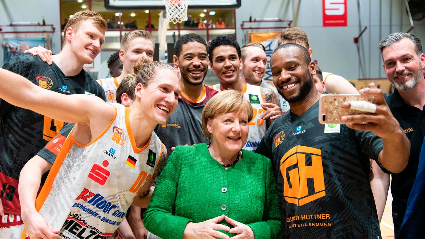 Chemnitzer Niners mit Angela Merkel: Die Bundeskanzlerin hat Chemnitz einen Überraschungsbesuch abgestattet.