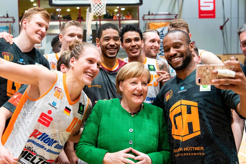 Chemnitzer Niners mit Angela Merkel: Die Bundeskanzlerin hat Chemnitz einen Überraschungsbesuch abgestattet.