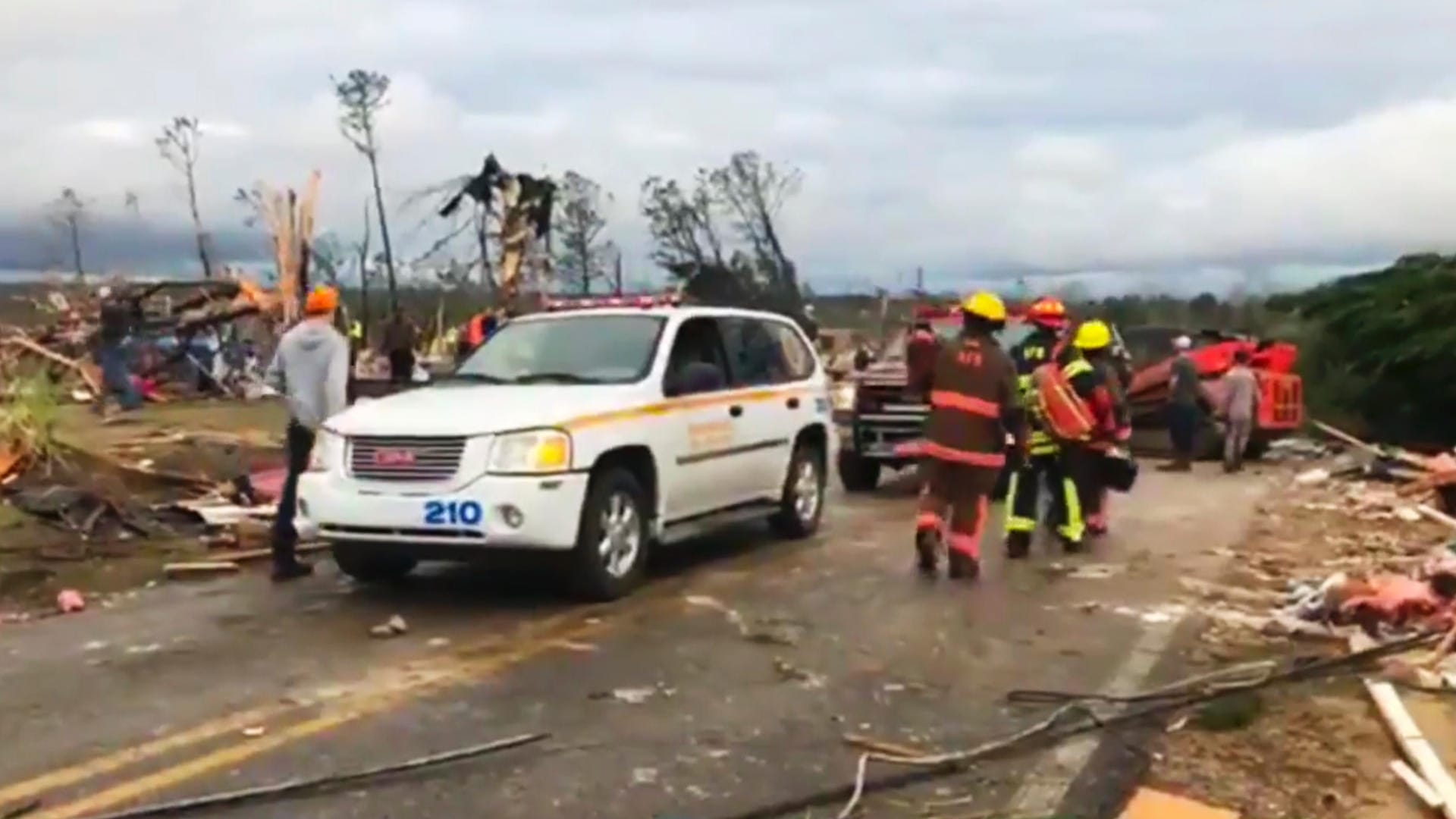 Helfer an einem Einsatzort, nachdem ein Tornado in der Gegend wütete: Eine Serie von Wirbelstürmen hat im Südosten der USA nach Medienberichten mehr als ein Dutzend Menschen das Leben gekostet.