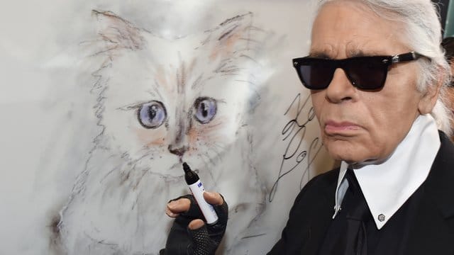 Karl Lagerfeld or einer Zeichnung seiner Birma-Katze Choupette.