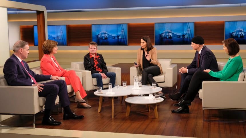 Die Talk-Runde bei "Anne Will": Reinhold von Eben-Worlée (Präsident des Verbandes "Die Familienunternehmer"), Malu Dreyer (SPD), Petra Vogel (Reinigungskraft), Anne Will, Mike Mohring (CDU) und Katrin Göring-Eckardt (Bündnis 90/Die Grünen) diskutieren über Niedriglöhne und Rente.