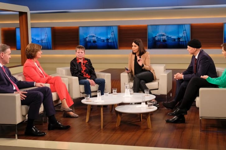 Die Talk-Runde bei "Anne Will": Reinhold von Eben-Worlée (Präsident des Verbandes "Die Familienunternehmer"), Malu Dreyer (SPD), Petra Vogel (Reinigungskraft), Anne Will, Mike Mohring (CDU) und Katrin Göring-Eckardt (Bündnis 90/Die Grünen) diskutieren über Niedriglöhne und Rente.