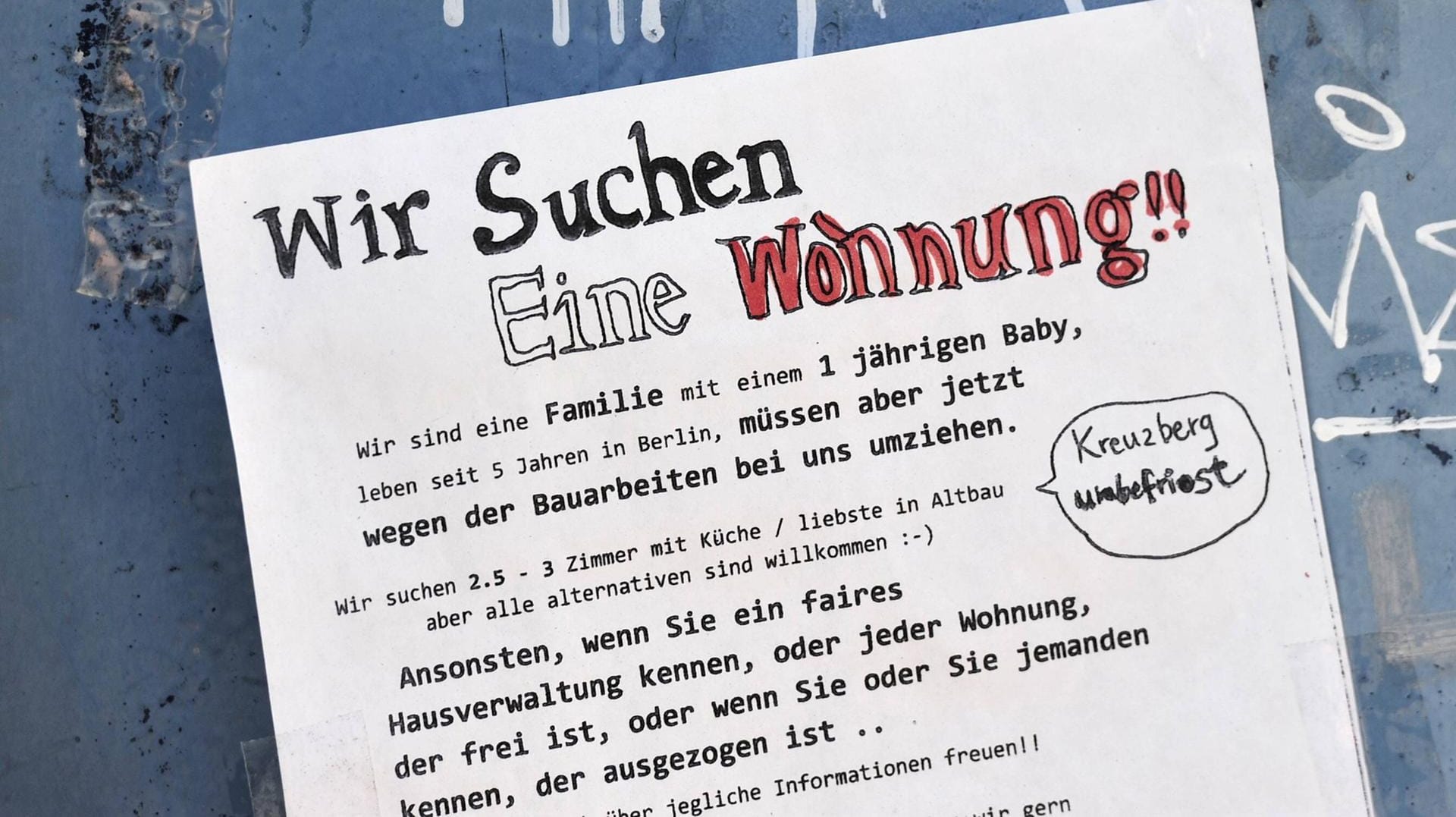 Eine Familie sucht eine Bleibe in Kreuzberg per Zettel-Aushang: Vor allem in den Großstädten suchen viele verzweifelt nach einer bezahlbaren Wohnung.