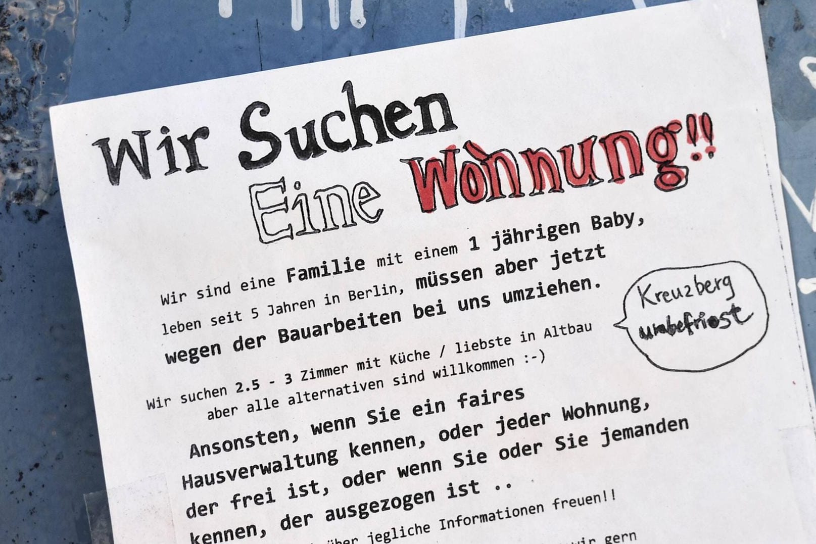 Eine Familie sucht eine Bleibe in Kreuzberg per Zettel-Aushang: Vor allem in den Großstädten suchen viele verzweifelt nach einer bezahlbaren Wohnung.