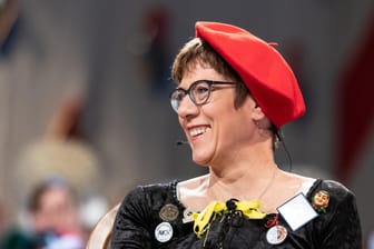 Auftritt AKK: Die Bundesvorsitzende der CDU, Annegret Kramp-Karrenbauer vor dem sogenannten "Narrengericht".