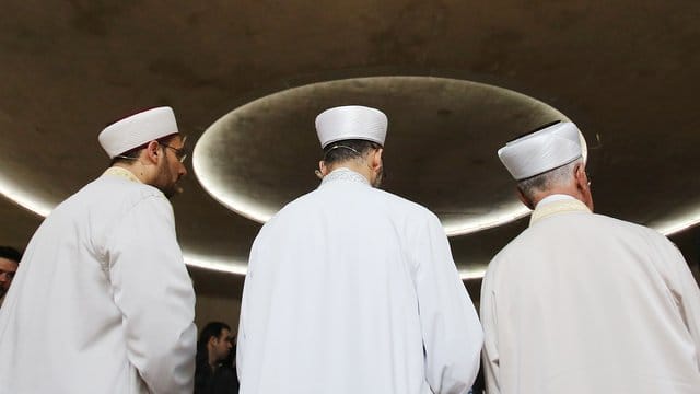 Eine Statistik zu aus dem Ausland stammenden Geistlichen gibt es nach Angaben des Innenministeriums nicht. Eine Statistik zu aus dem Ausland stammenden Geistlichen gibt es nach Angaben des Innenministeriums nicht.