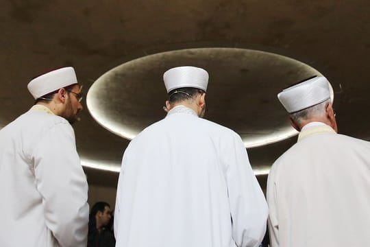 Eine Statistik zu aus dem Ausland stammenden Geistlichen gibt es nach Angaben des Innenministeriums nicht.