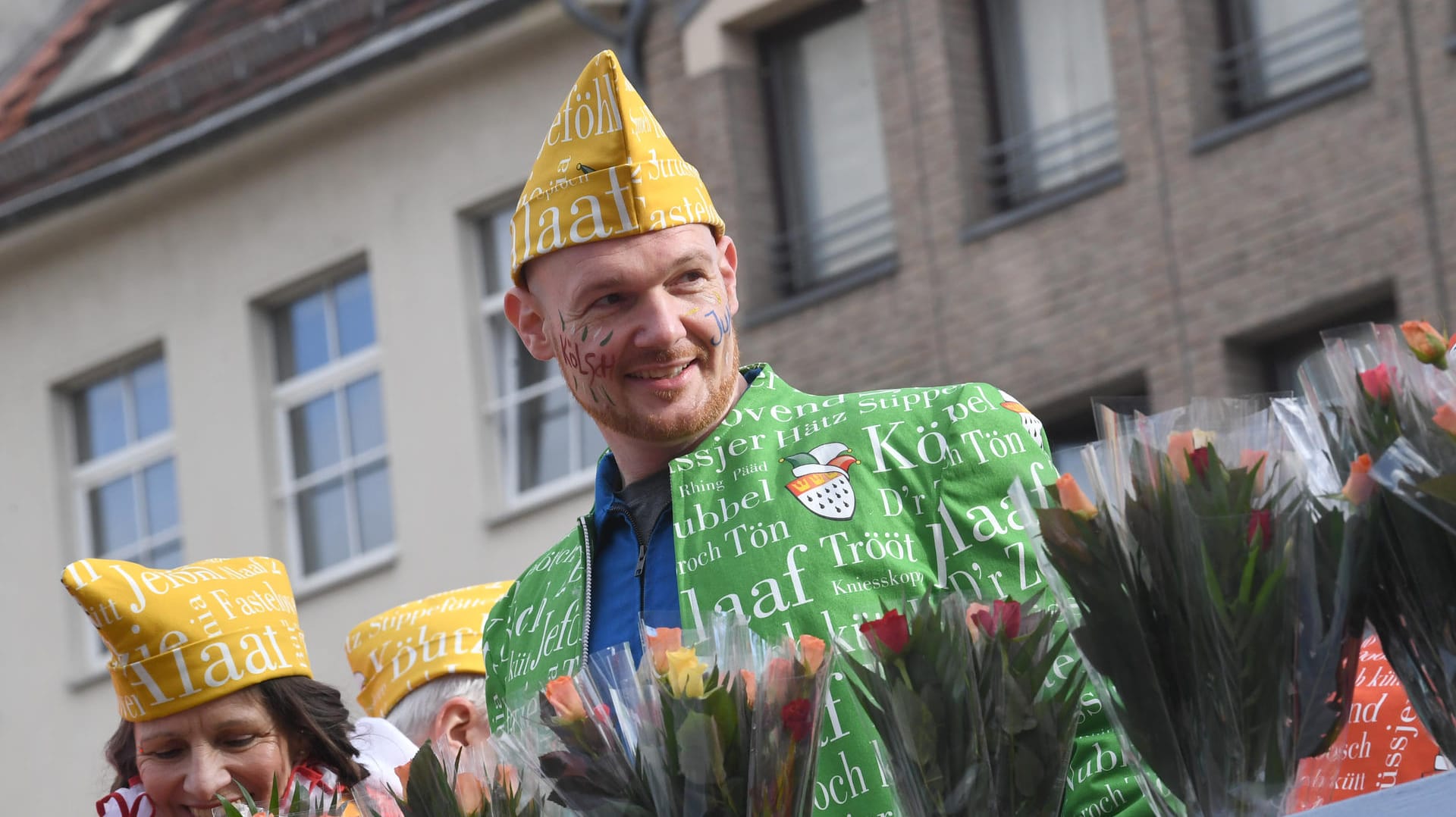 "Astro-Narr" Alexander Gerst in Köln auf einem Wagen: Er sieht Gemeinsamkeiten zwischen der Raumfahrt und dem Karneval.