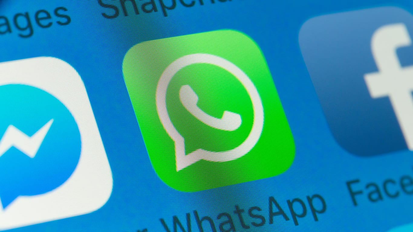 Das Logo von WhatsApp auf einem Smartphone: Der Messenger hat eine Anleitung zum richtigen Umgang veröffentlicht.