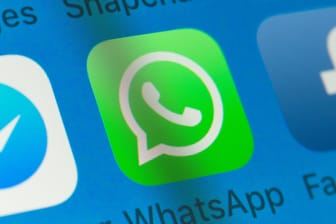 Das Logo von WhatsApp auf einem Smartphone: Der Messenger hat eine Anleitung zum richtigen Umgang veröffentlicht.