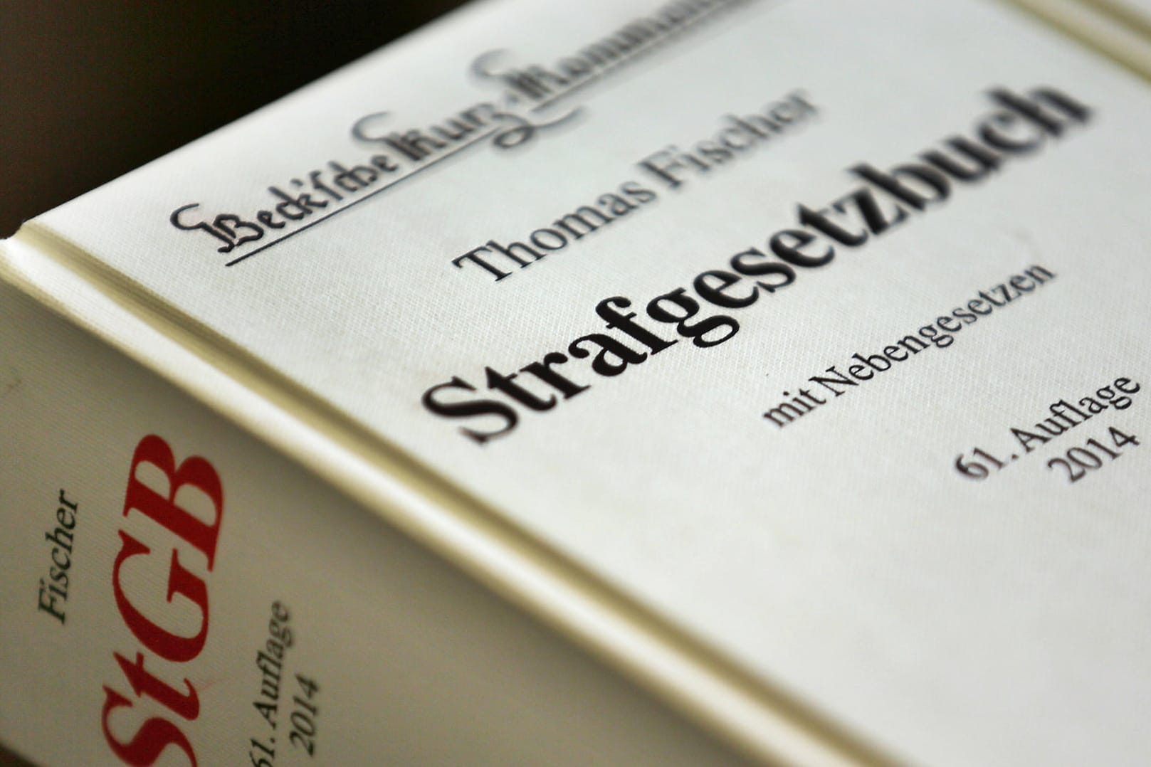 Strafgesetzbuch liegt im Gerichtssaal