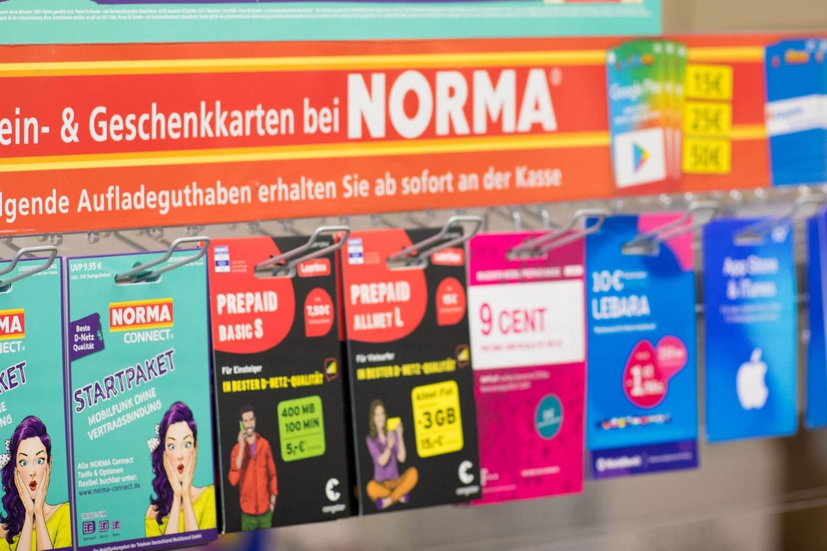 Der neue Mobilfunk-Tarif "Norma Connect" an der Supermarkt-Kasse: Die Nutzer surfen und telefonieren im Netz der Telekom.