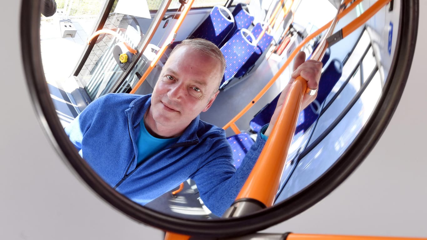 Igor Eisenbarth: Der Busfahrer befördert jeden Tag hunderte Fahrgäste.