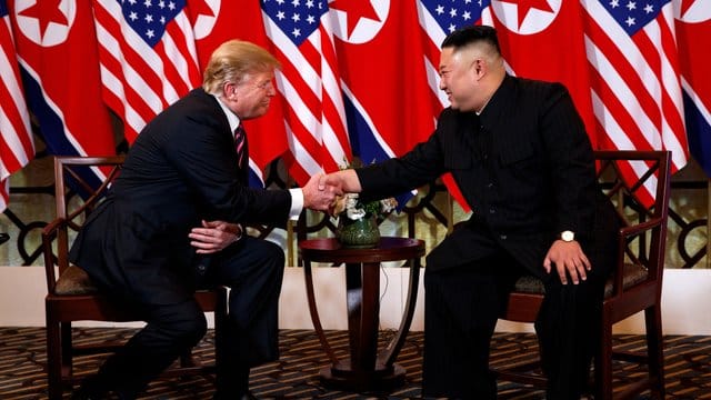 Südkorea will nun zwischen den beiden vermitteln: Donald Trump und Kim Jong Un bei ihrem letztlich missglückten Treffen in Hanoi. Südkorea will nun zwischen den beiden vermitteln: Donald Trump und Kim Jong Un bei ihrem letztlich missglückten Treffen in Hanoi.