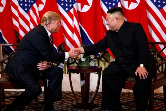 Südkorea will nun zwischen den beiden vermitteln: Donald Trump und Kim Jong Un bei ihrem letztlich missglückten Treffen in Hanoi.