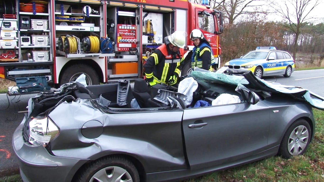 Nordrhein-Westfalen, Ochtrup: Ein umstürzender Baum hat am Montag einen Autofahrer getötet.