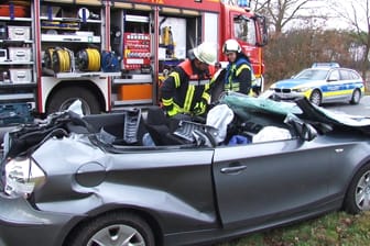 Nordrhein-Westfalen, Ochtrup: Ein umstürzender Baum hat am Montag einen Autofahrer getötet.