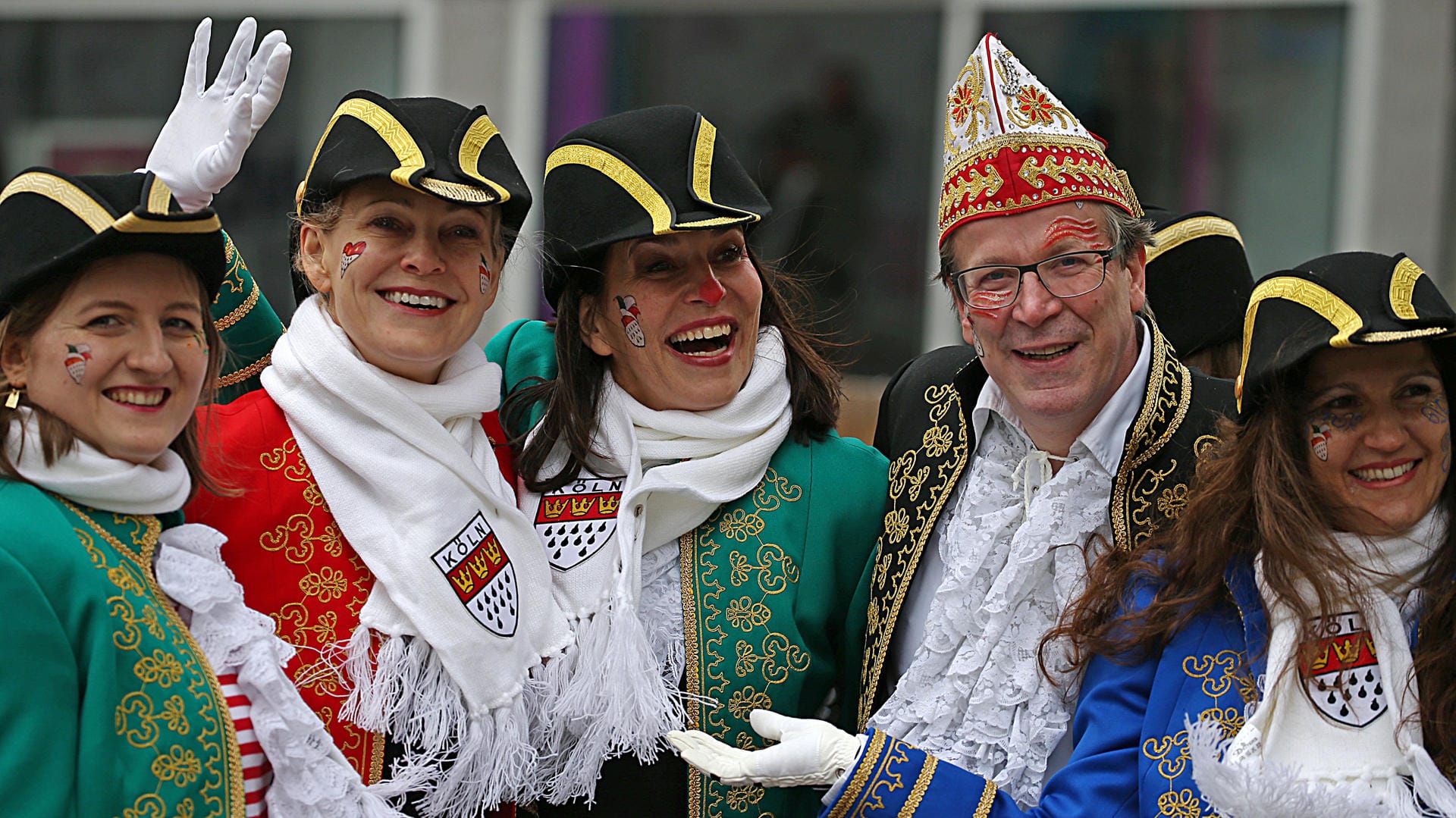 Köln: Moderatorin Anne Will (Mitte) hat sichtlich Spaß am Rosenmontag.