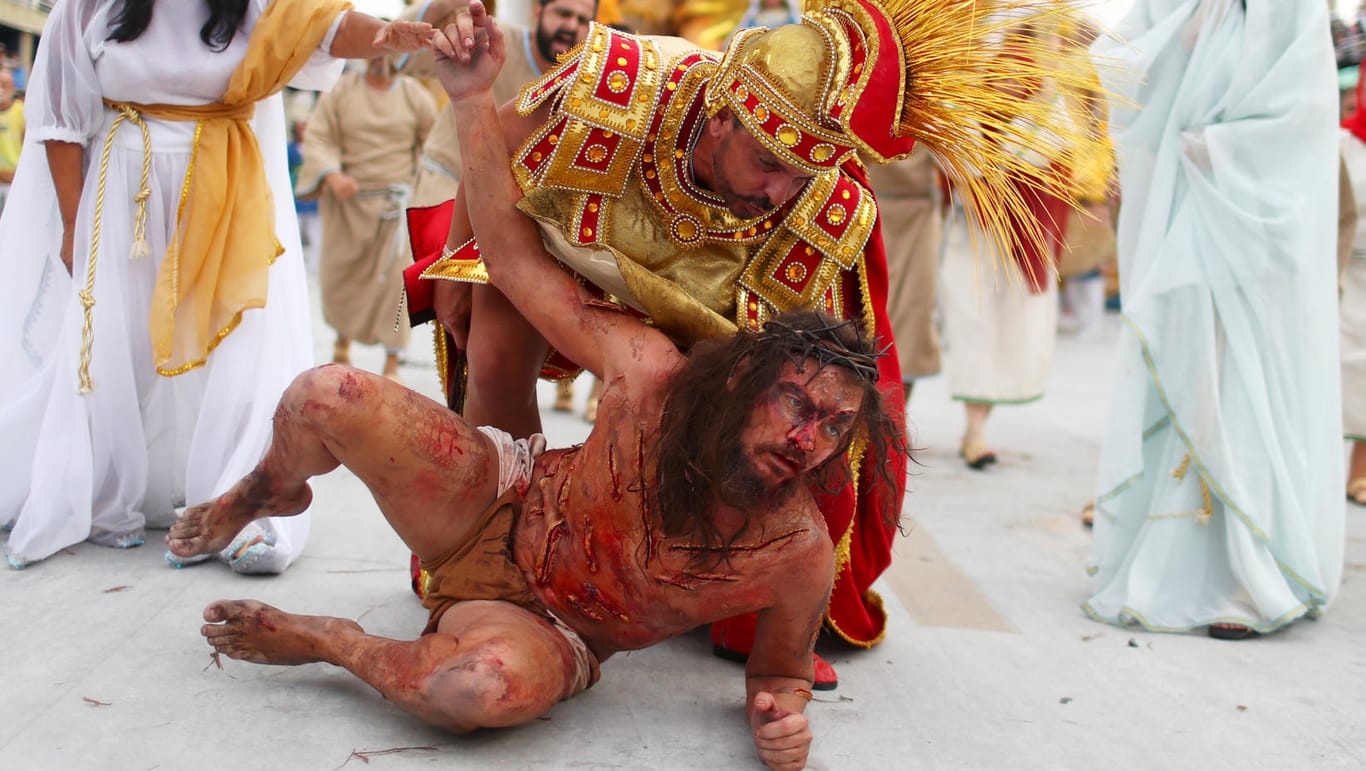 Darsteller als Jesus Christus, der von einem römischen Soldaten geschunden wird: Der Karneval in Rio ist vermutlich die größte Party der Welt – und scheut sich auch nicht vor drastischen Szenen.