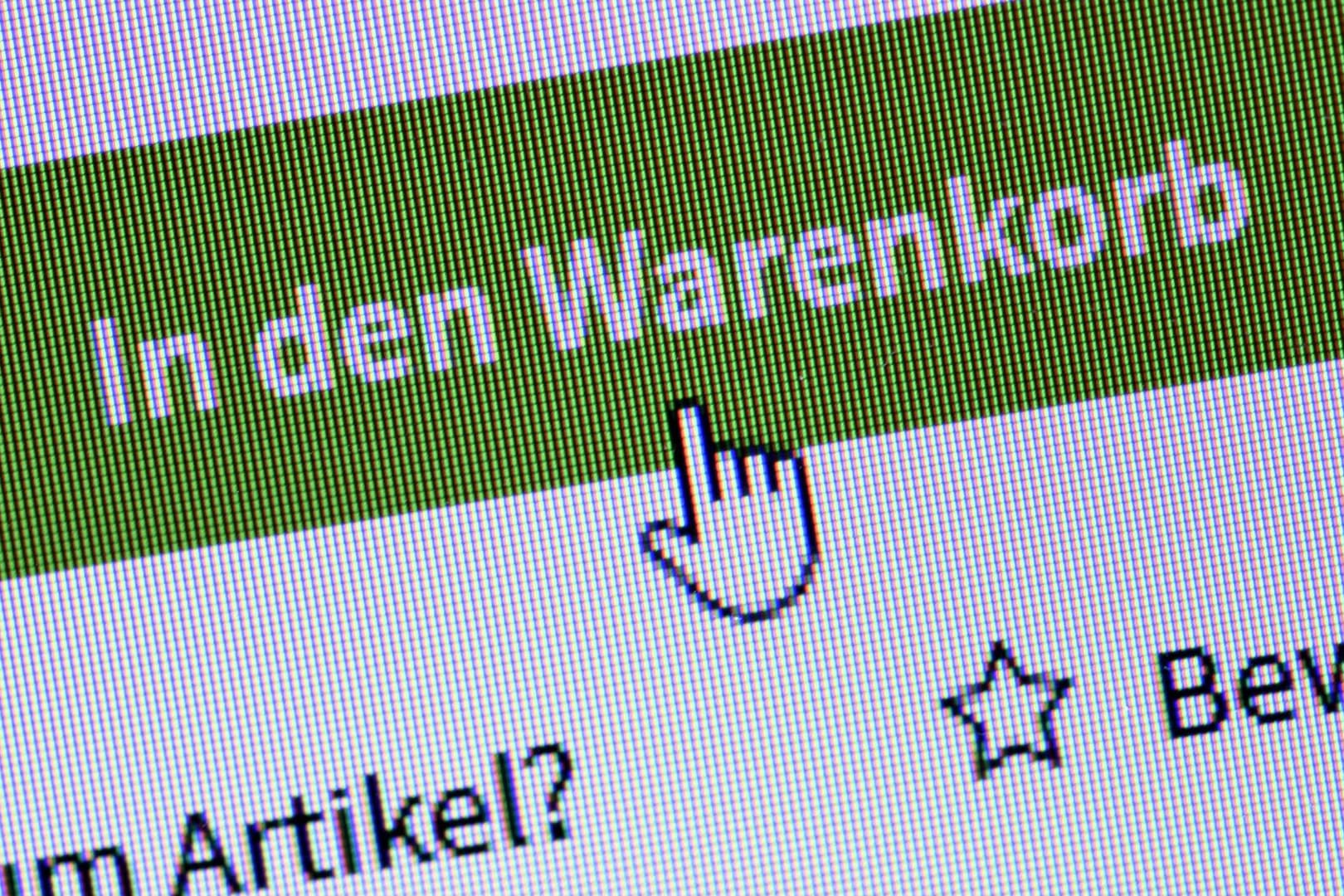 Mauszeiger über einen Warenkorb-Button: Null-Euro-Schnäppchen in Online-Shops können mitunter teuer werden.