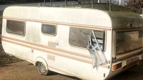 Wegen des Verdachts des sexuellen Missbrauchs hat die Polizei in Bonn eine Zwölfjährige aus einem Campingwagen befreit. Wegen des Verdachts des sexuellen Missbrauchs hat die Polizei in Bonn eine Zwölfjährige aus einem Campingwagen befreit.
