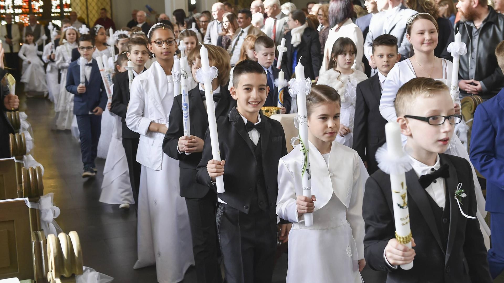 Kommunionskinder: Zur Erstkommunion gehen Kinder meistens in der dritten Klasse.