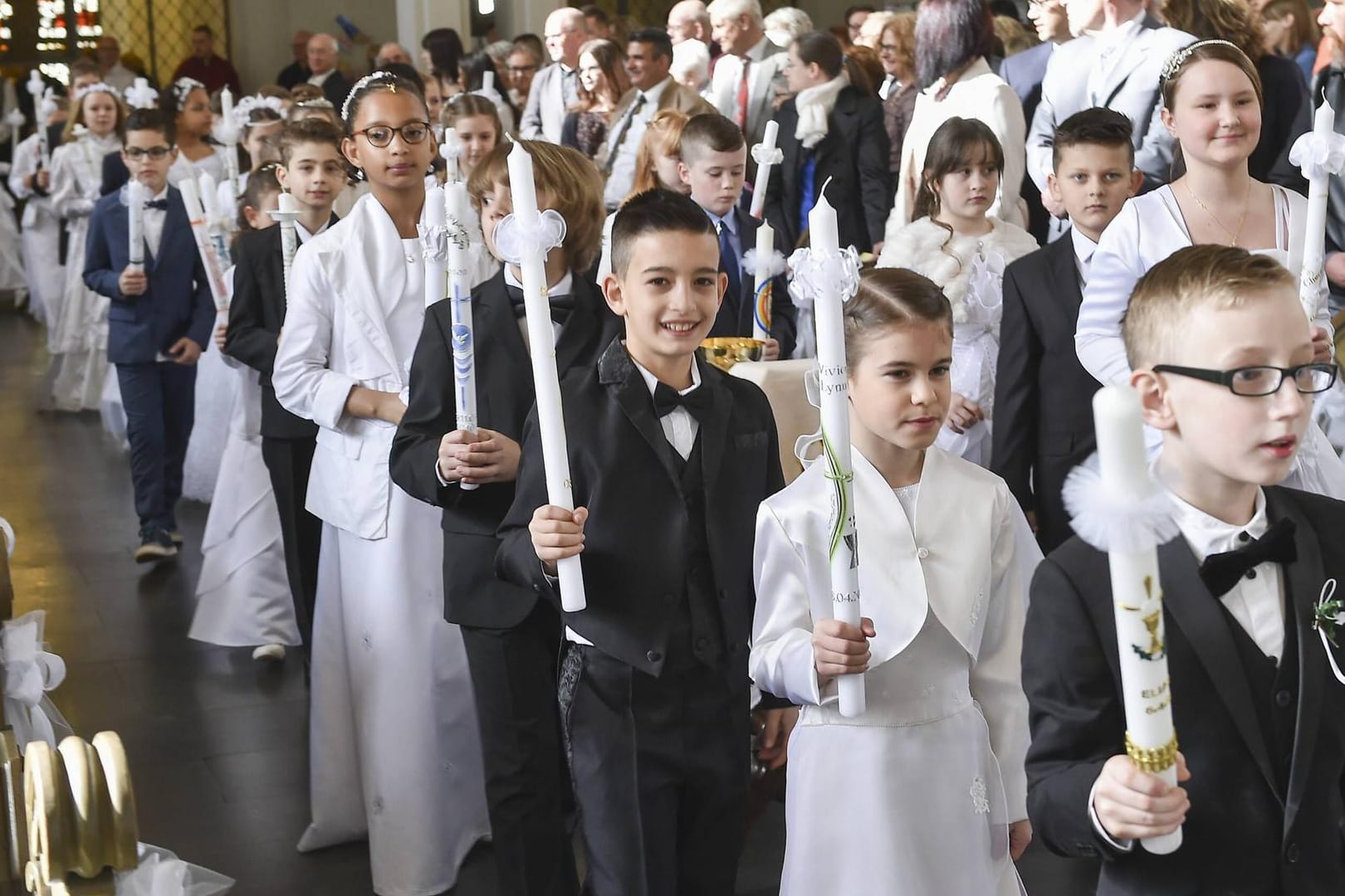 Kommunionskinder: Zur Erstkommunion gehen Kinder meistens in der dritten Klasse.