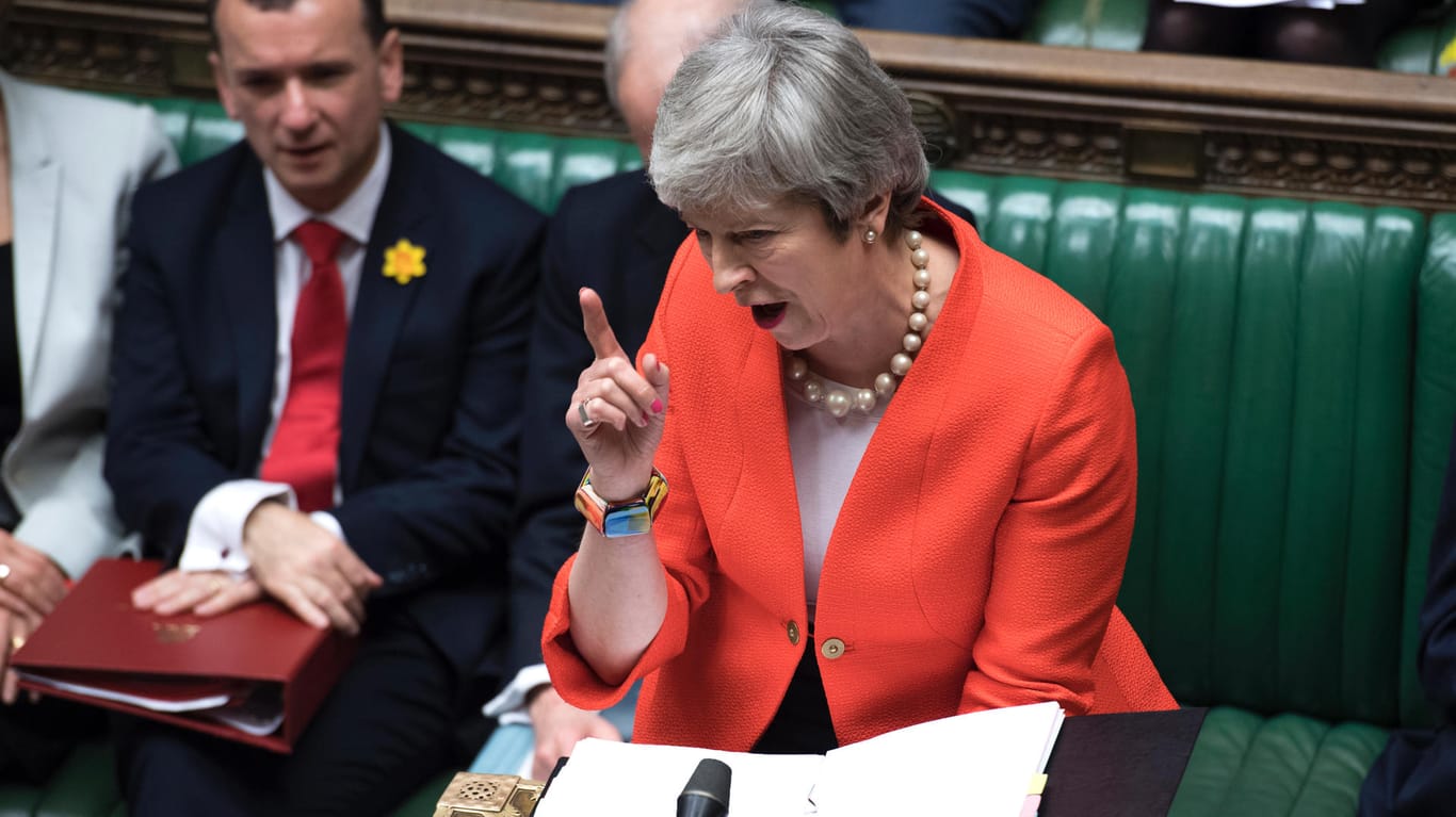 Premierministerin Theresa May kämpft um ihr Brexit-Abkommen mit der EU: In den nächsten zwei Wochen entscheidet sich, ob Großbritannien mit oder ohne Abkommen aus der EU ausscheidet.