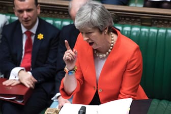 Premierministerin Theresa May kämpft um ihr Brexit-Abkommen mit der EU: In den nächsten zwei Wochen entscheidet sich, ob Großbritannien mit oder ohne Abkommen aus der EU ausscheidet.
