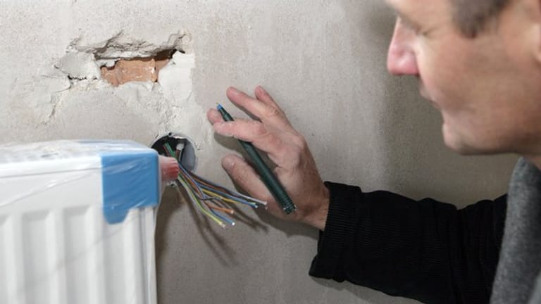 Schlecht verputzt und nicht fachmännisch verlegte Kabel? Experten können die Tragweite von Mängeln schneller einschätzen als Laien.