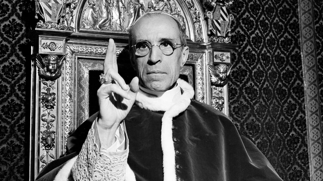 1. September 1945: Papst Pius XII.hebt die rechte Hand mit dem Ring des heiligen Petrus, um einen Segen zu sprechen. Der Italiener mit dem bürgerlichen Namen Eugenio Maria Giuseppe Giovanni Pacelli war von 1939 bis 1958 im Amt.