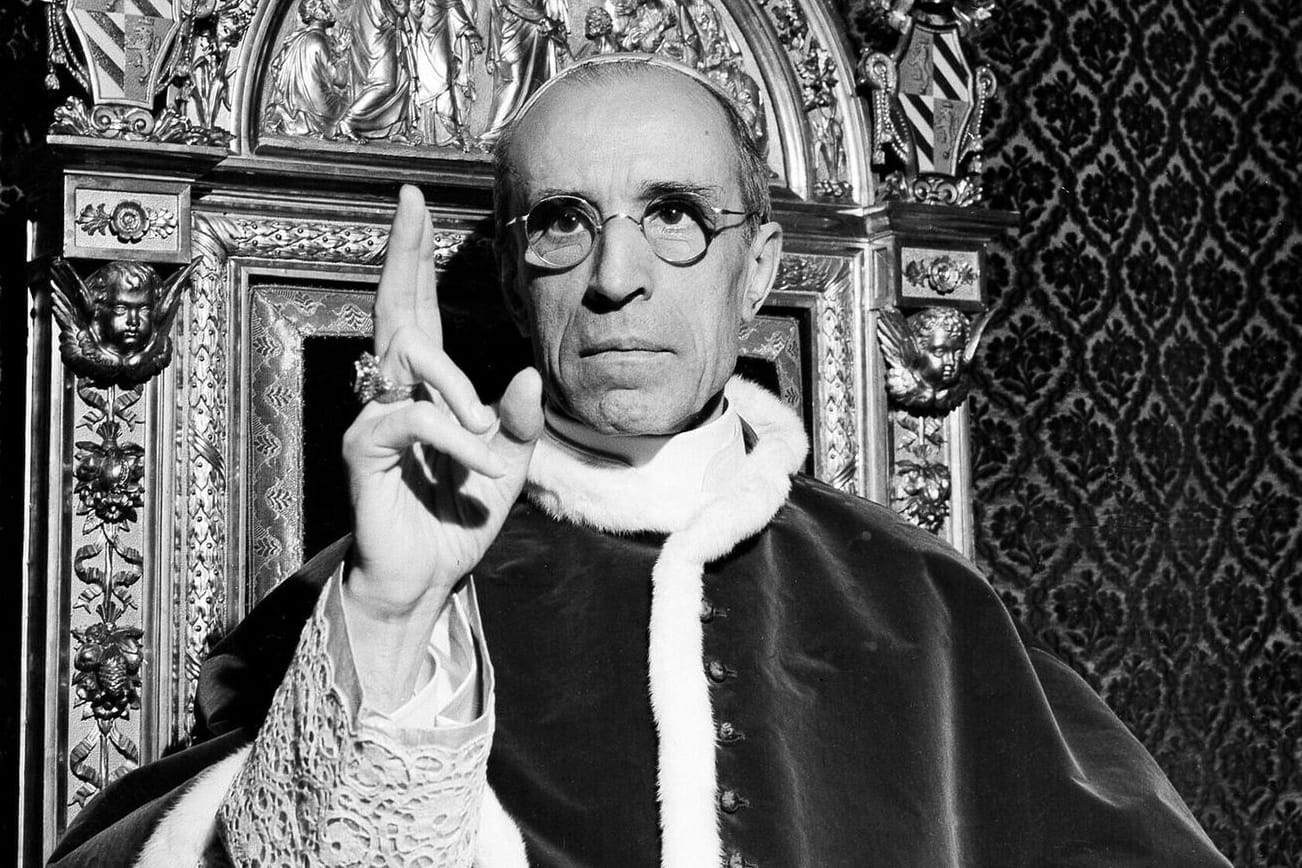 1. September 1945: Papst Pius XII.hebt die rechte Hand mit dem Ring des heiligen Petrus, um einen Segen zu sprechen. Der Italiener mit dem bürgerlichen Namen Eugenio Maria Giuseppe Giovanni Pacelli war von 1939 bis 1958 im Amt.