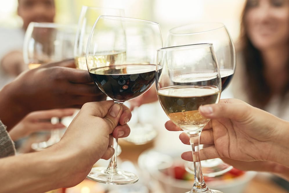 Mit Freunden anstoßen: Vielen Menschen wollen beim Fasten auf Alkohol verzichten.
